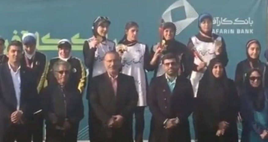 İranlı qadın atlet mükafatlandırma mərasiminda hicabını çıxardı - Video