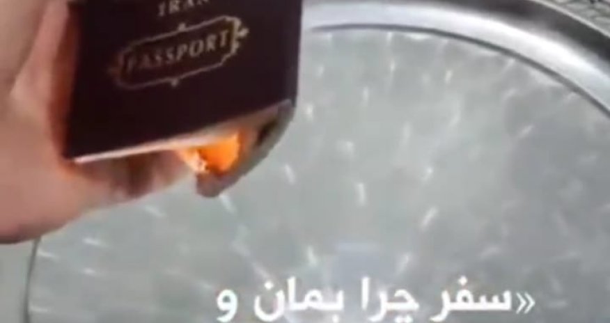 İranda vətəndaşlar molla rejiminə etiraz olaraq pasportlarını yandırıb - VİDEO