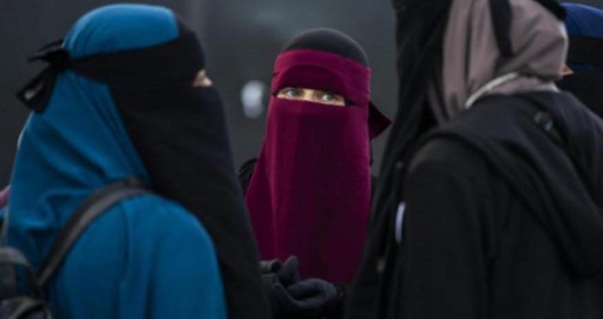 İranda müəllimin molla olduğu sinifdə qız hicabsız iştirak edib- FOTO