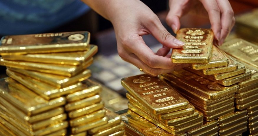 Gold falls in price slightly