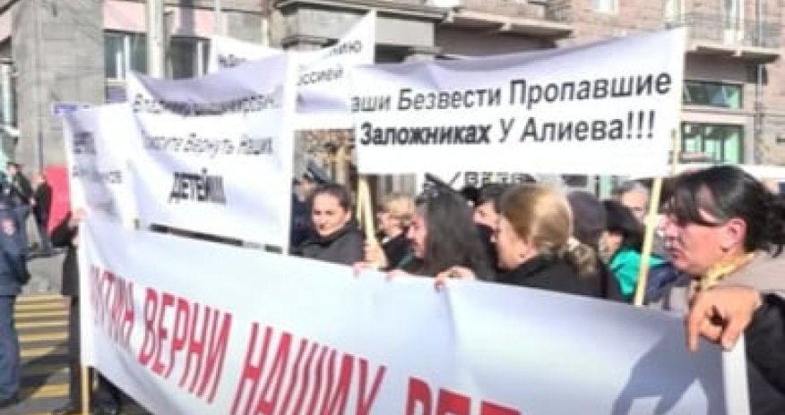 Putin, oğullarımızı qaytar - Ermənistanda Rusiya səfirliyinin qarşısında etiraz aksiyası - VİDEO