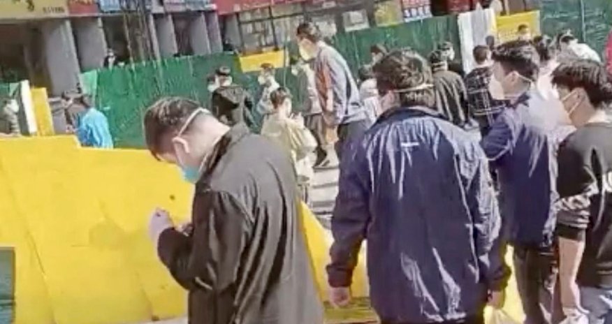 Foxconn: iPhone istehsalçısı Çin zavodunda böyük etirazlardan sonra üzr istəyib