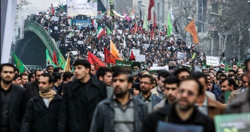 İran millisinin məğlubiyyətindən sonra gənclər banka od vurub