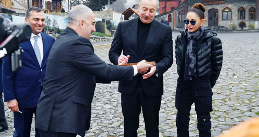 Prezident və xanımının sənətkarlarla görüşündən maraqlı görüntülər