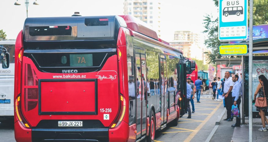 Avtobuslarda dayanacaq adlarının səsləndirilməsinə başlandı - VİDEO