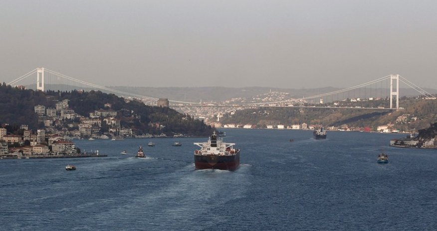 Oil tanker jam forms off Turkiye after start of Russian oil cap