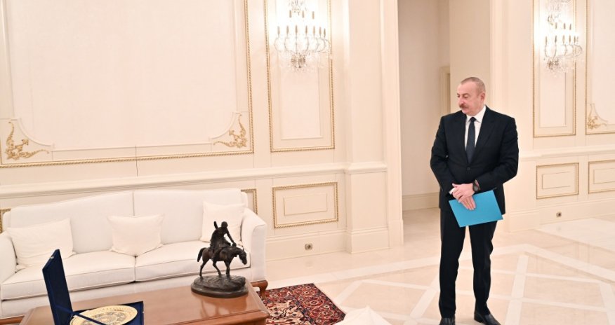 Əziz Əliyevin vaxtilə iş otağında olan əsər Prezidentə təqdim edildi