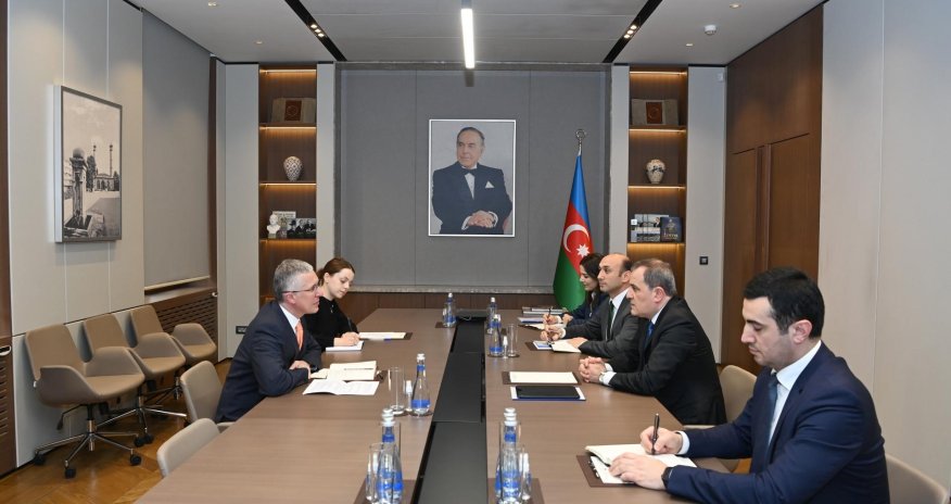 Ceyhun Bayramov Britaniya səfiri ilə görüşdü