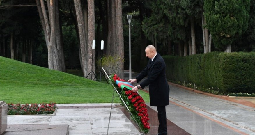 İlham Əliyev  Heydər Əliyevin məzarını ziyarət edib