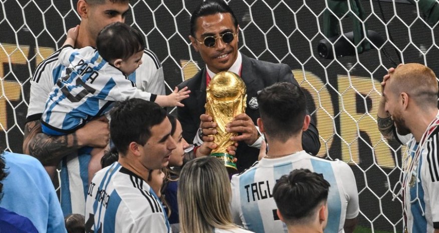 ФИФА примет меры после появления повара на поле с кубком ЧМ