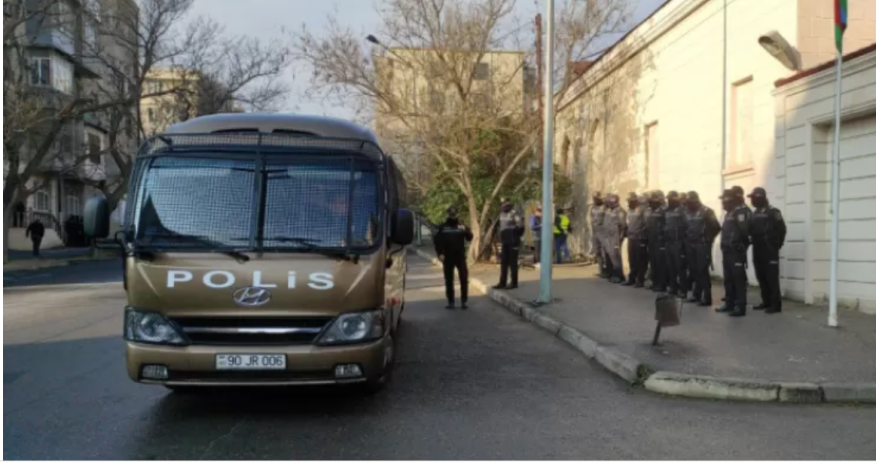 Bəxtiyar Hacıyevin müdafiəsi ilə bağlı aksiya öncəsi həbslər başlayıb - VİDEO