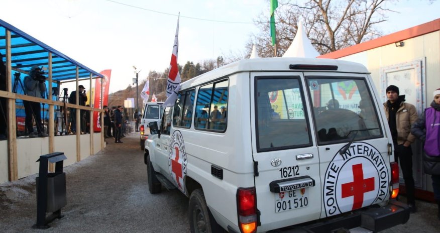 Qızıl Xaçın maşınları Laçın yolundan keçdi