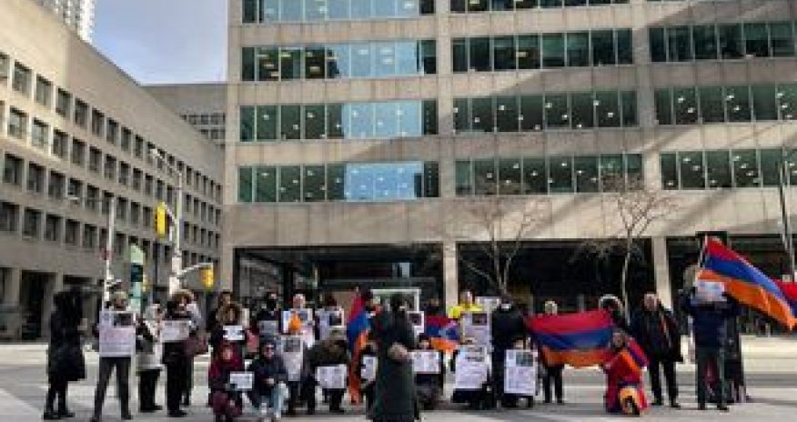 Bir qrup erməni Torontoda Azərbaycan əlehinə aksiya keçirib