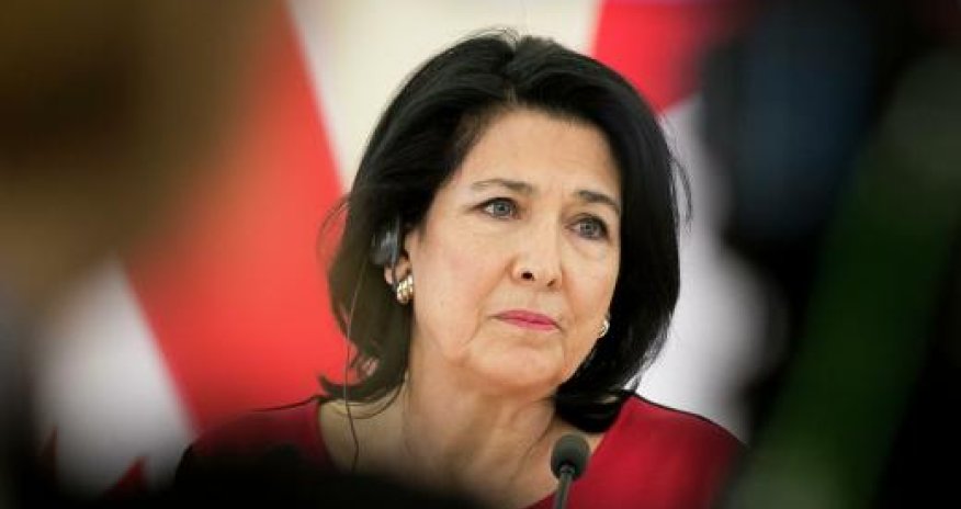 Gürcüstan prezidenti Saakaşvilini əff etməyə tələsmir