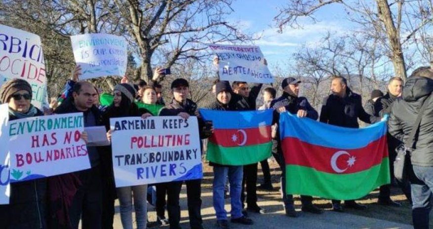 Акция протеста на дороге Ханкенди - Лачын продолжается и в первый день 2023 года