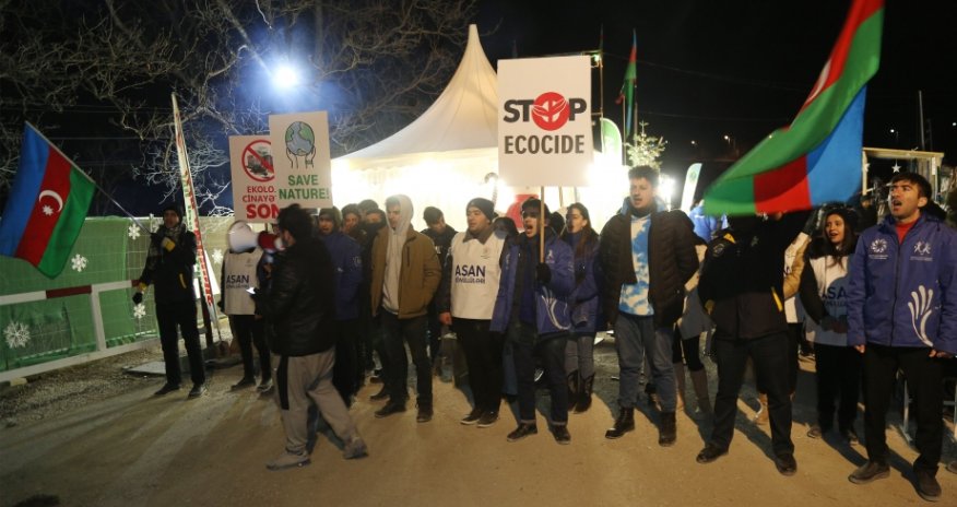 Havanın soyuq olmasına baxmayaraq, Xankəndi-Laçın yolunda etiraz aksiyası axşam da davam edir