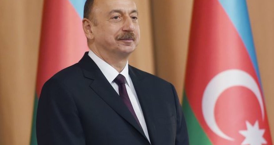 Президент Ильхам Алиев наградил известного художника