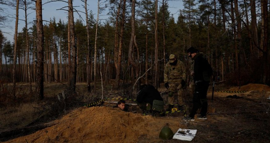 Ukraynalı əsgərlərin meyitlərini könüllülər  belə tapır - VİDEO