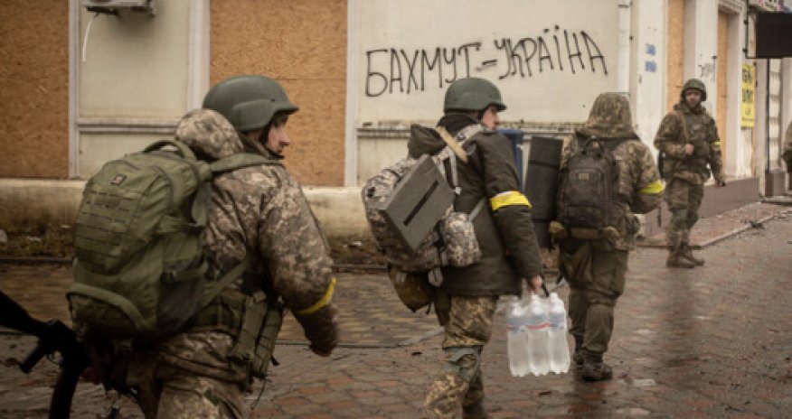 Зеленский: Вся земля под Соледаром в трупах россиян