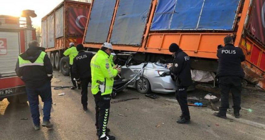 Minik avtomobili yük maşınının altında qaldı - Sürücü öldü