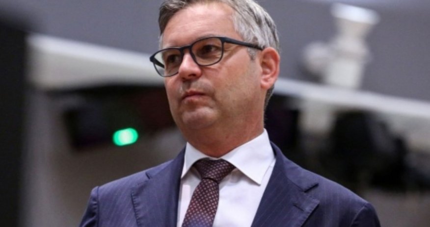 Avstriyanın maliyyə naziri yol qəzasına düşüb, ağır xəsarət alıb