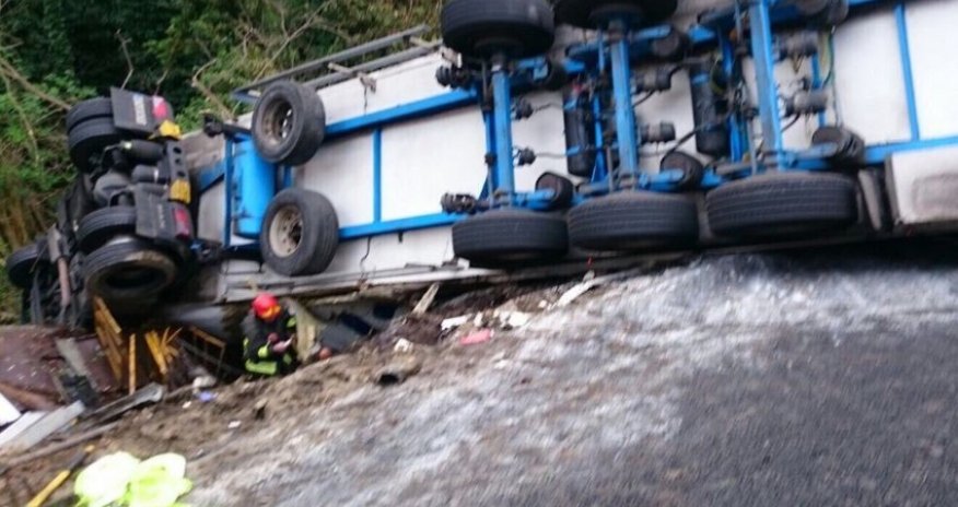 Masazırda yük maşını aşıb, xəsarət alan var