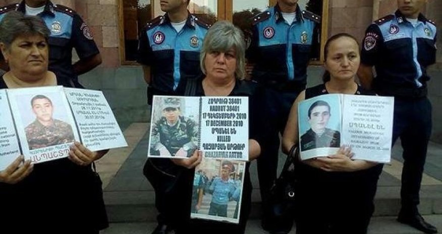 Ölən erməni hərbçilərin ailələri etiraz aksiyası keçiriblər