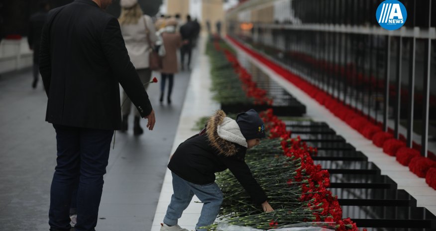 Azərbaycan xalqı 20 Yanvar şəhidlərini yad edir - FOTOREPORTAJ