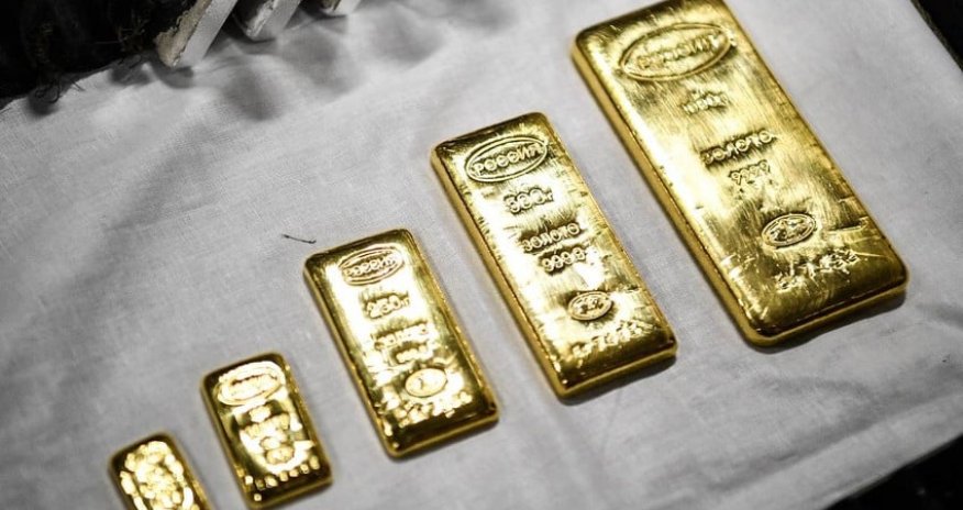 Gold prices fall slightly ahead of statistics release in US