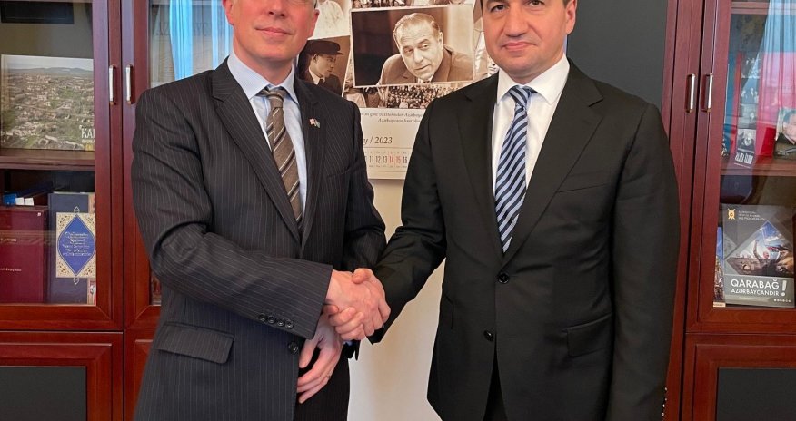 Hikmət Hacıyev Britaniya səfirilə müzakirələr apardı