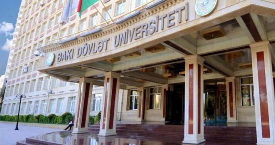 В Бакинском госуниверситете студенты застряли в лифте