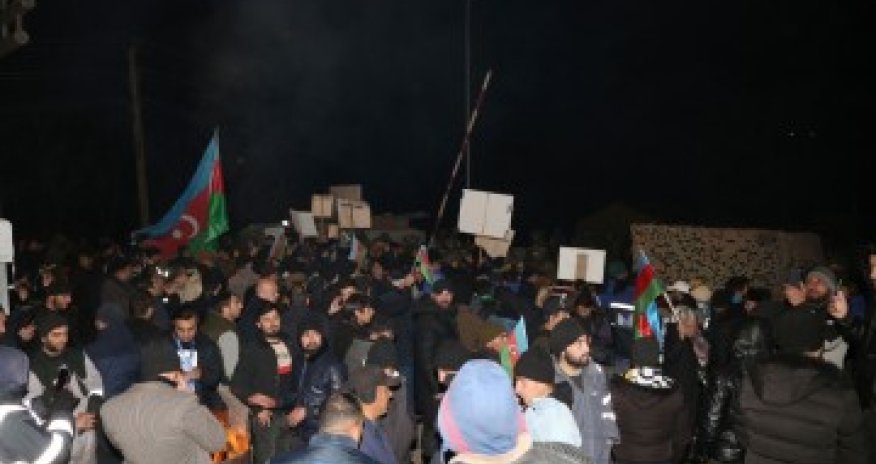 Xankəndi-Laçın yolunda aksiya 48 gecədir davam edir, şüarlar səsləndirilir