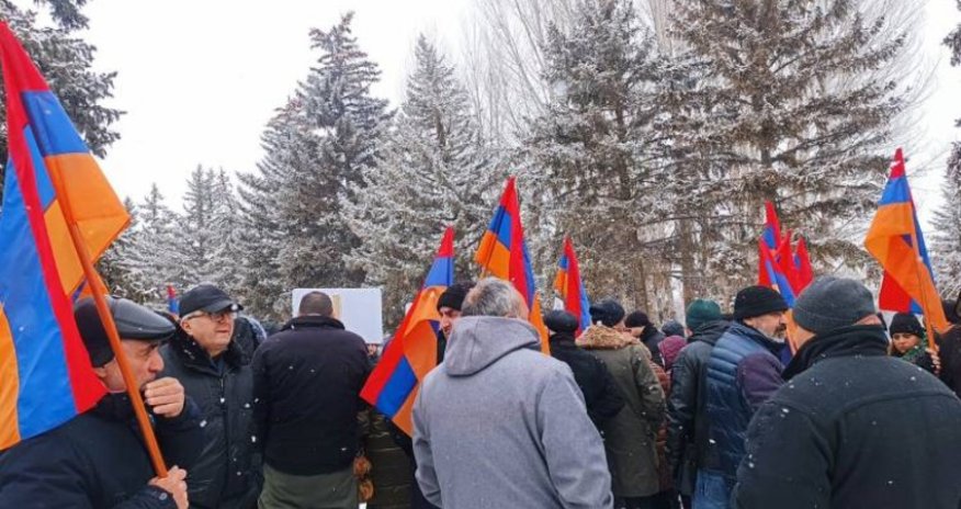 В Армении перед 102-й военной базой России прошла акция протеста