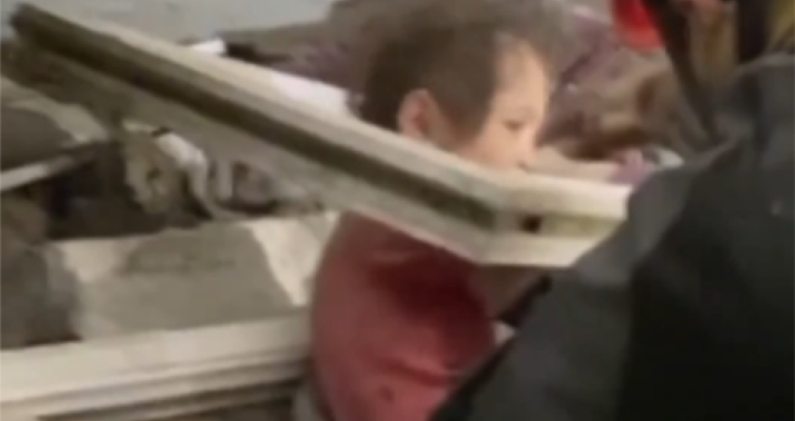 Hatayda bir ailənin 2 övladı xilas edildi - Video