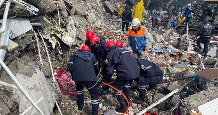 Azərbaycanın xilasediciləri 50 yaşlı qadını 120 saat sonra dağıntılar altından sağ çıxarıb