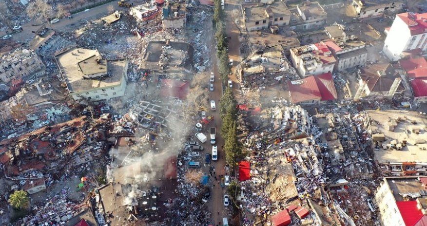 Türkiyədə 83 yaşlı qadın və 2 yaşlı körpə dağıntılar altından sağ çıxarılıb