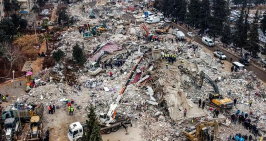 Türkiyədə 35 yaşlı kişi və 7 yaşlı uşaq dağıntılar altından sağ çıxarılıb