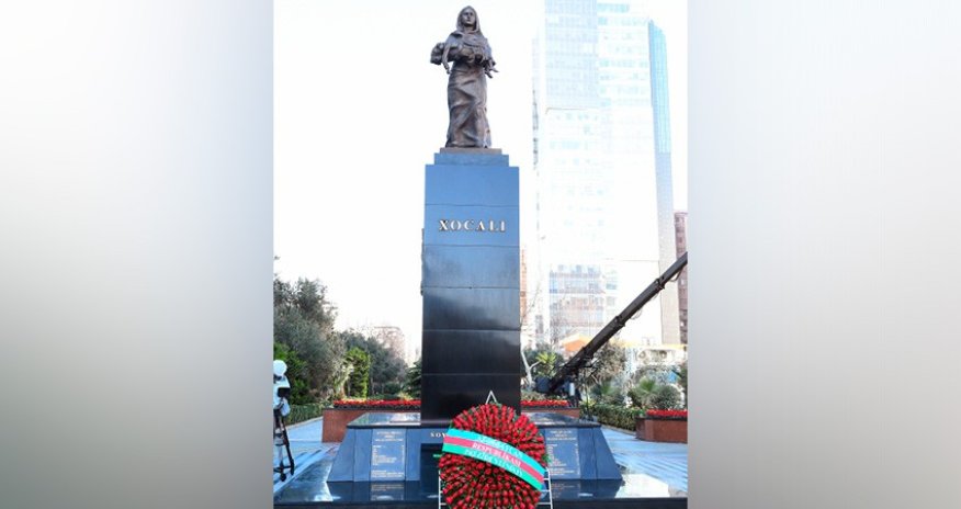 Müdafiə Nazirliyinin rəhbər heyəti Xocalı soyqırımı abidəsini ziyarət edib