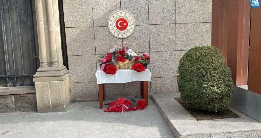 Azərbaycanlılar Türkiyə səfirliyin önünə ziyarətə gəlir - FOTOLAR 