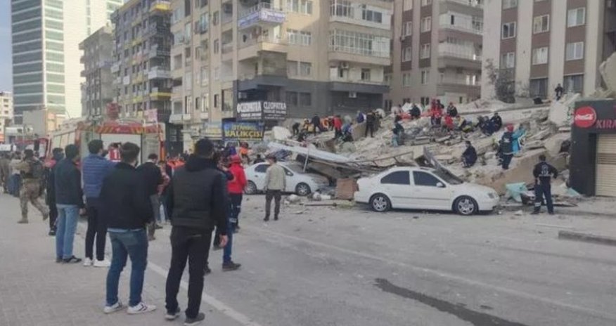 Şanlıurfada zəlzələ zamanı ziyan dəymiş bina çöküb, dağıntılar altında qalanlar var