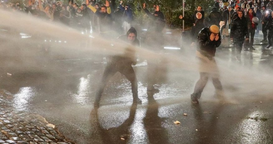 Tbilisidə xüsusi təyinatlılar mitinqi dağıtmağa başlayıb