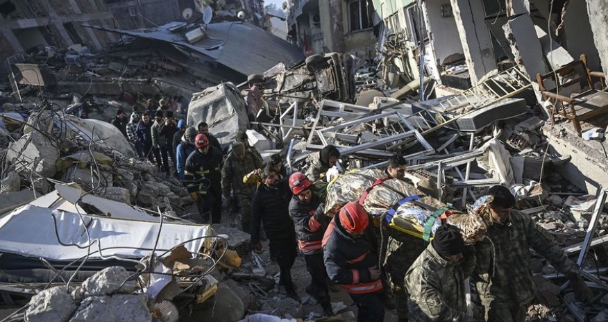 Malatyada beşmərtəbəli bina çöküb