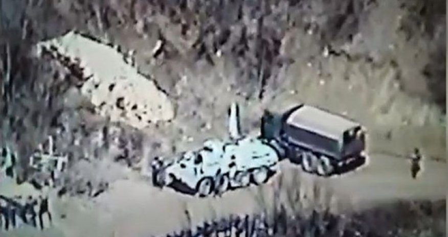 Sülhməramlıların müşayiəti ilə Qarabağa qanunsuz hərbi yüklər daşınır - VİDEO