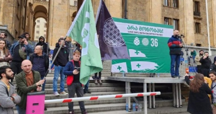 Gürcüstanda müxalifət yenidən parlamentin qarşısına toplaşıb