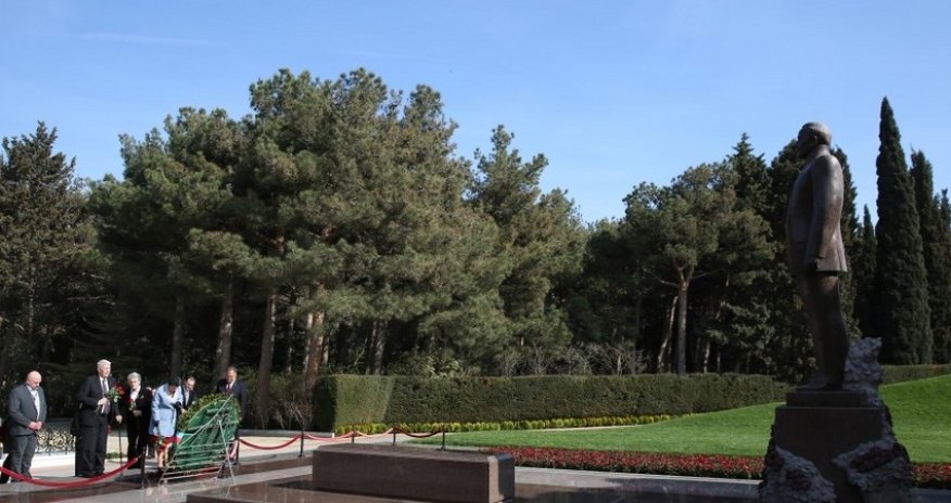 X Qlobal Bakı Forumunun iştirakçıları Heydər Əliyevin məzarını ziyarət ediblər