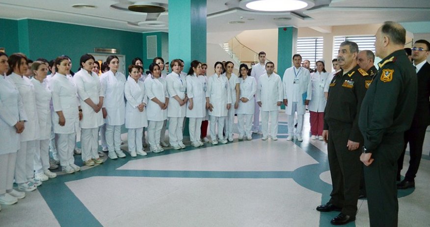 Müdafiə naziri Baş Klinik Hospitalda olub, hərbi həkimləri təbrik edib