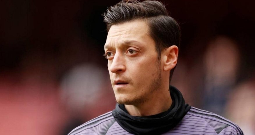 Mesut Özil karyerasını başa vurduğunu açıqlayıb