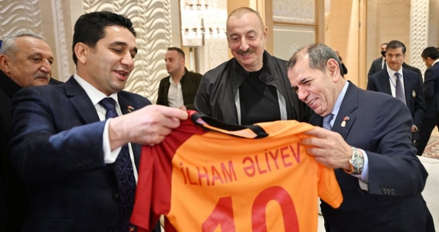 “Qalatasaray” futbol klubunun prezidenti Prezident İlham Əliyevə xatirə hədiyyələri tədqim edib