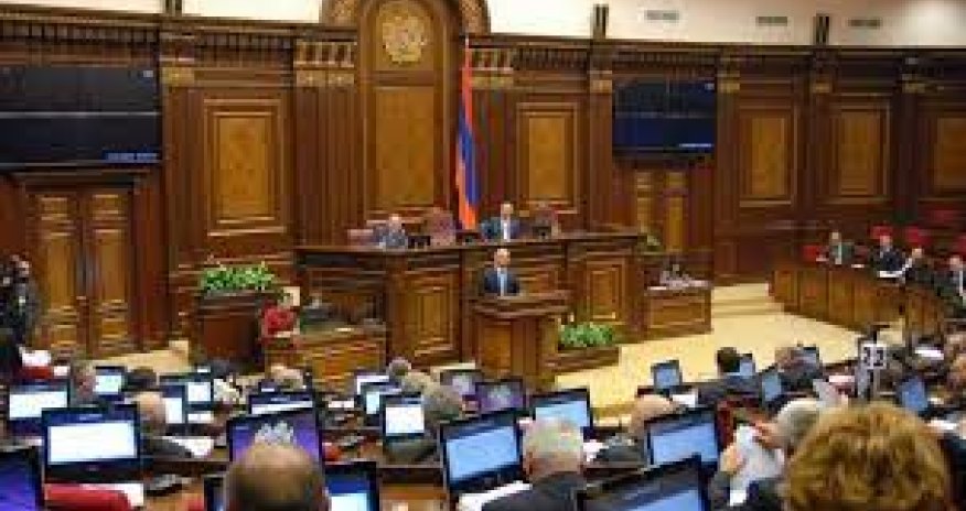 Ermənistanda deputatlar arasında dava olub