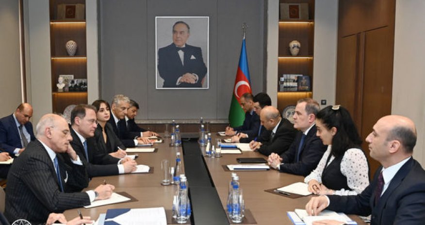 Ceyhun Bayramov İtaliyanın xarici işlər və beynəlxalq əməkdaşlıq nazirinin müavini ilə görüşüb